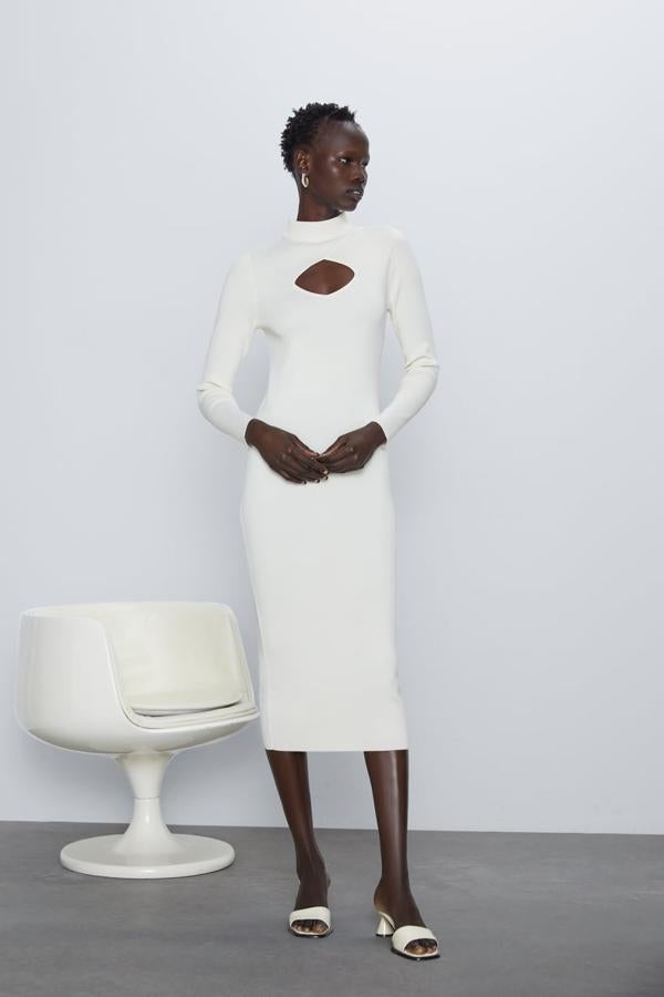 El diseño más original y sexy lo puedes encontrar en Zara con este modelo cut out en el escote que vale 29,95 euros.