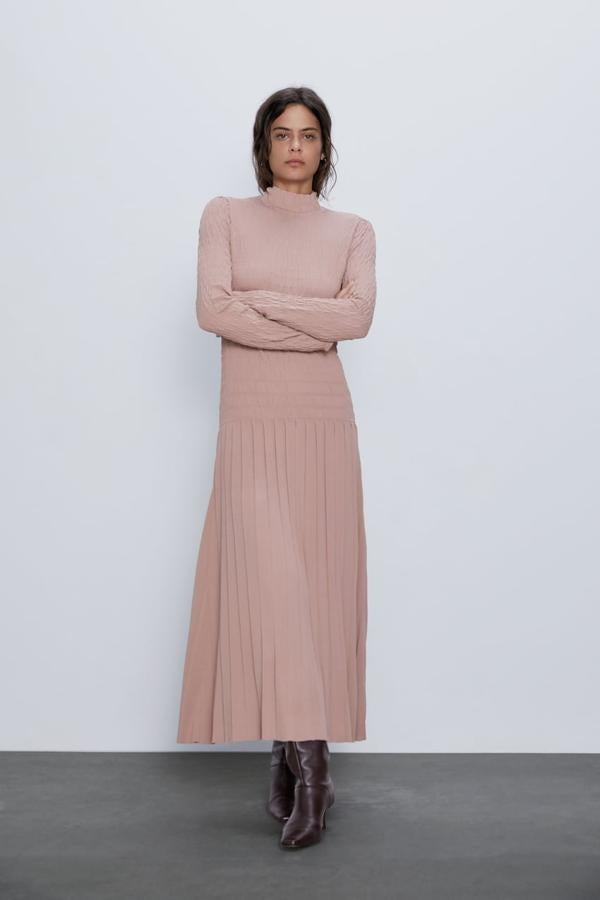 Para las más frioleras, todavía hay modelos de manga larga perfectos para las noches en las que refresca y para la primavera. Este modelo de Zara en color rosa empolvado cuesta 59,95 euros.