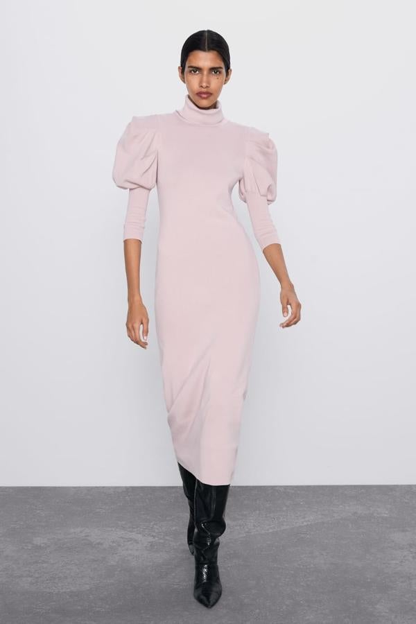 ¿Amante de las mangas abullonadas? Este vestido de punto en color rosa es de Zara y cuesta 39,95 euros.