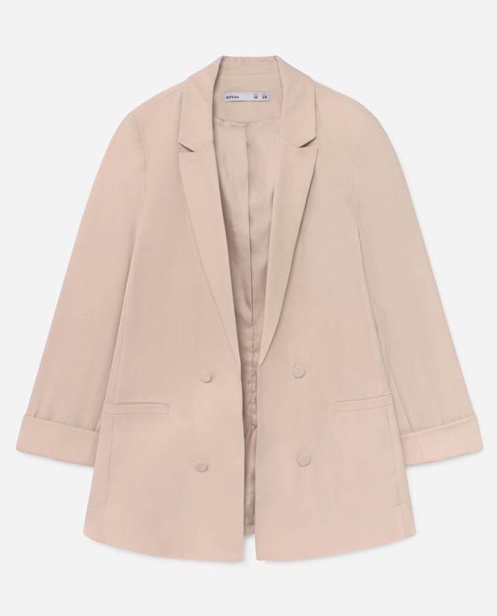 Imprescindible en nuestros looks de oficina y un genial recurso para el entretiempo. Nos ha gustado esta blazer abotonada en beige (25,99€).