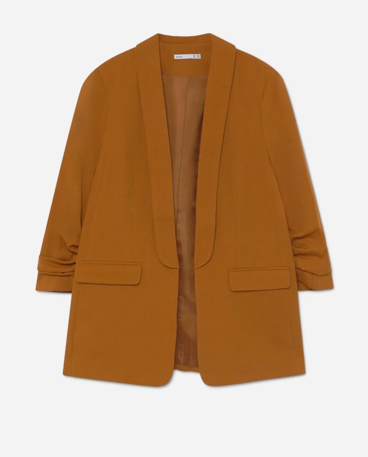 Para dar un toque más dicharachero al look, también podemos encontrar blazers para llevar abiertas y con las mangas dobladas. Hay en varios colores como berenjena, rosa o verde, pero nos quedamos con la mostaza, ¡un color que siempre está presente en primavera! (19,90€)
