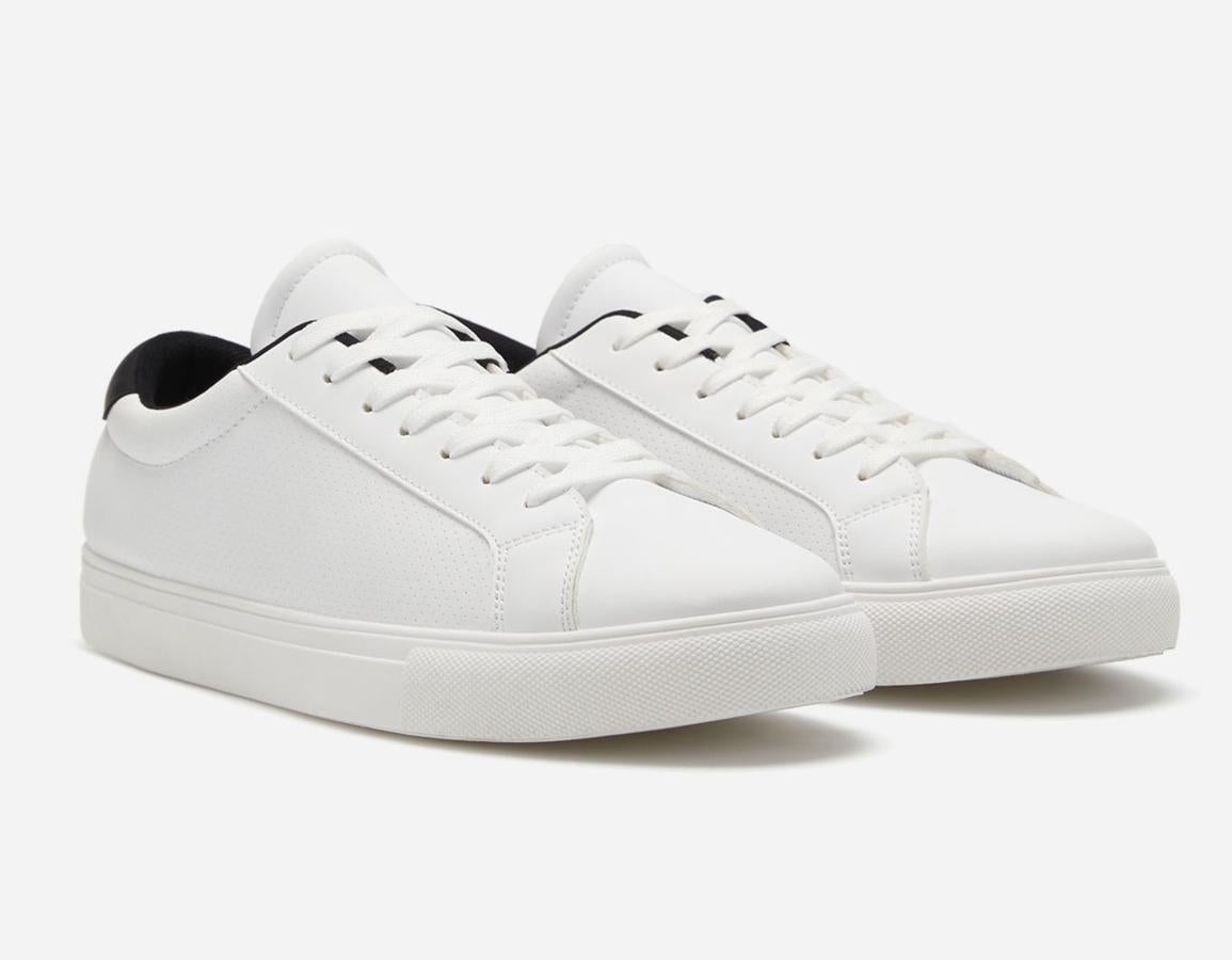 Con paso firme y preparadas para patear la primavera, las zapatillas blancas dan siempre el pistoletazo de salida al buen tiempo. Esta colección también cuenta con unas con un pequeño ribete negro que nos han gustado mucho (14,99€).