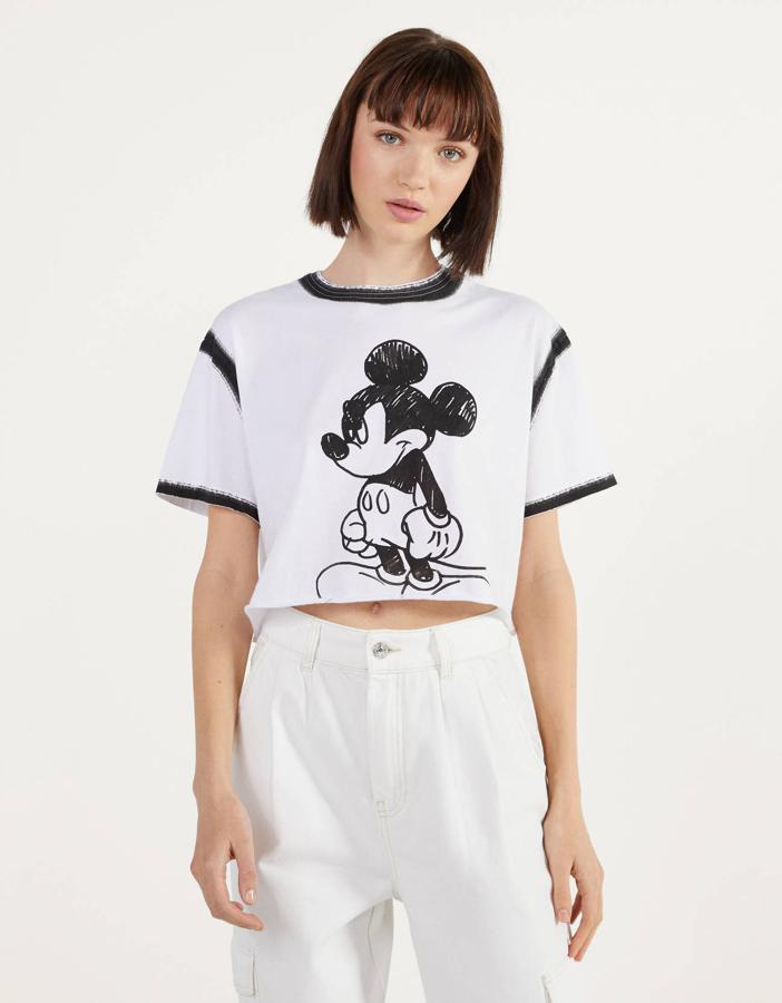 En Bershka también hemos encontrado esta camiseta cropped en la que un enfadado Mickey Mouse es el protagonista. En blanco roto con dibujo en negro, cuesta 12,99 euros y está disponible entre las tallas XS y L.