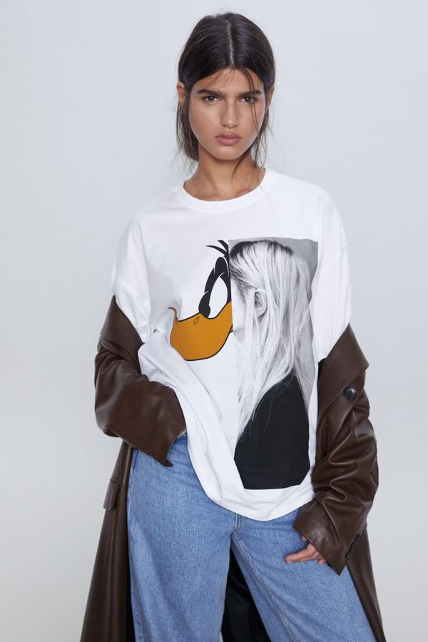 Entre las propuestas más originales y atrevidas está esta simpática camiseta de Zara con cabeza humana y pico de pato Donald. Cuesta 15,99 euros y está disponible entre las tallas S y XL.