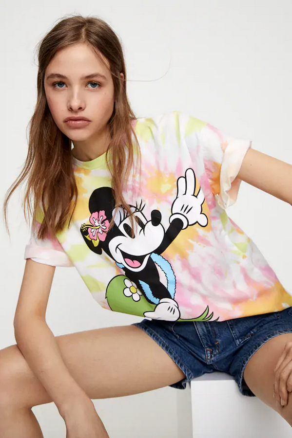 El degradado del Tye Die es otra tendencia ideal para la primavera, y en Pull & Bear la han usado para hacer a Minnie protagonista de su propia camiseta. Y encima, vestida de hawaiana. Si tú también te has enamorad, tendrás que esperar, porque se ha agotado en todas las tallas. Cuesta 15,99 euros.