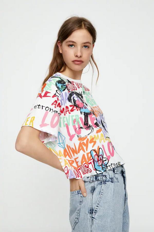 Más grafiti en esta otra propuesta de Pull & Bear en la que los tonos de los mensajes terminan siendo más importantes que el propio Mickey. En diseño cropped, cuesta 15,99 euros y está disponible entre las tallas XS y XL.