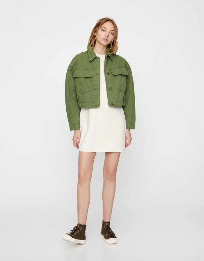Ya hablamos  aquí de esta cazadora cropped  en verde caqui muy vivo, que se puede convertir en el sustituto más estiloso de la tradicional cazadora vaquera. Costaba 19,99 euros, ahora 9,99 euros, y está disponible entre las tallas XS y XL. Solo se vende online.