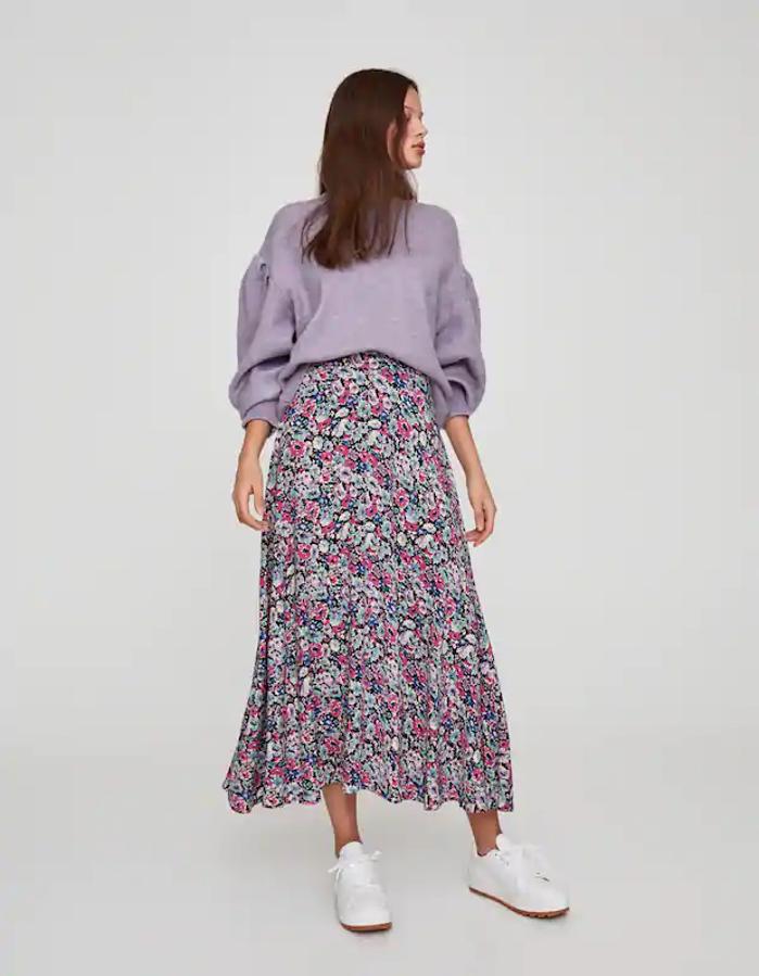 Si buscas una falda con la que sacarle partido a uno de los colores tendencia del momento, el lila, esta es la prenda que necesitas. Con diseño midi confeccionado en viscosa, de 22,99 euros ha pasado a costar 11,49 euros. Está disponible entre las tallas S y XL.