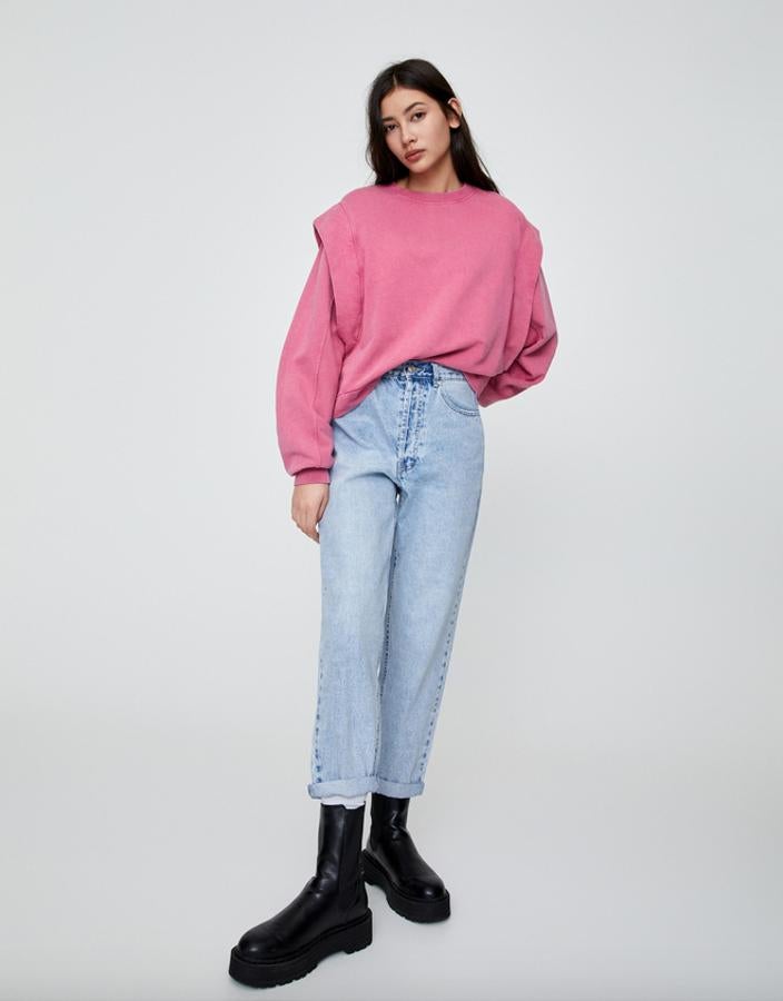 El rosa es uno de los colores estrella de la primavera, y esta sudadera con detalle en los hombros nos parece una excelente propuesta para nuestros looks más casual. De 22,99 euros ha pasado a 11,49 y está disponible entre las tallas XS y XL.