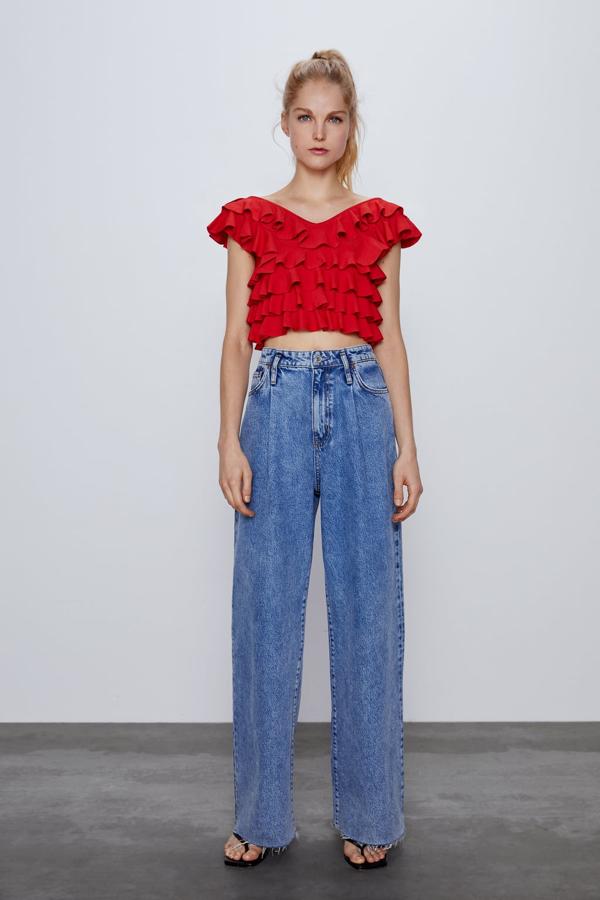 Dos tendencias en una sola prenda para este top rojo con volantes y diseño cropped. Cuesta 19,95 euros y está disponible entre las tallas S y L.