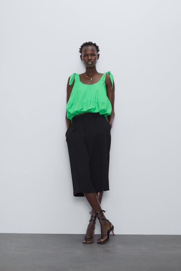 La colección sostenible de Zara incluye este top verde con tirantes ajustables con lazada confeccionado, al menos, al 50% con algodón orgánico. De cuello redondo y bajo elástico, cuesta 17,95 euros y están disponibles entre las tallas S y L.