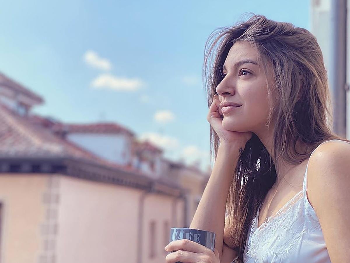 En su casa de Madrid pasa los días de aislamiento Ana Guerra. Y parece que lo hace sola, pues su chico, Miguel Ángel Muñoz no está con ella. Cuando empezó la crisis por el coronavirus, el actor se encontraba de viaje por Los Ángeles. Poco después, Miguel Ángel mostraba imágenes suyas en compañía de su entrañable abuela de 95 años. Mientras llega el momento de reunirse, Ana ha compartido canciones y reflexiones a través de su Instagram.