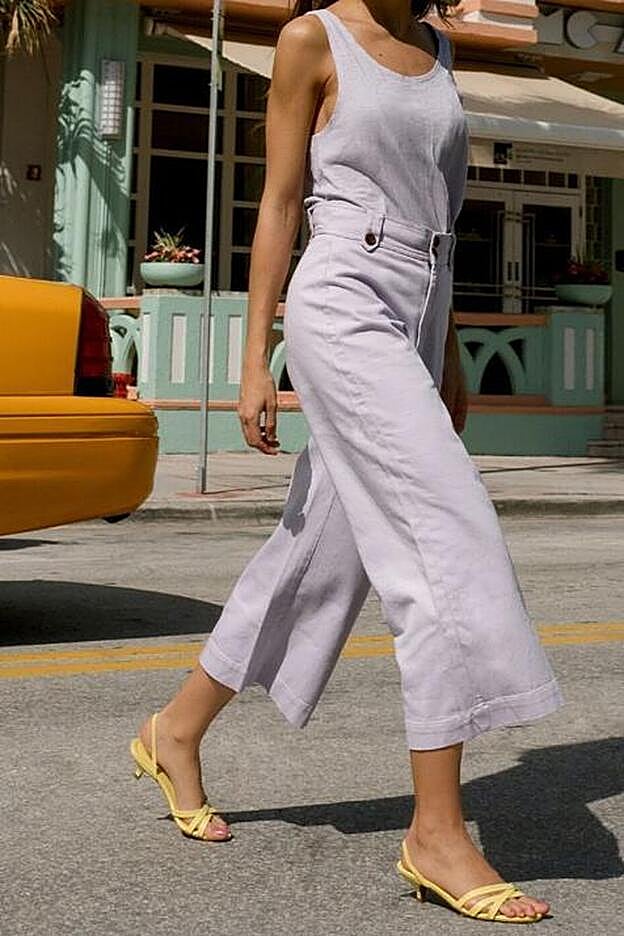 No nos olvidamos de las sandalias amarillas que lleva Belén Hostalet: son preciosas.