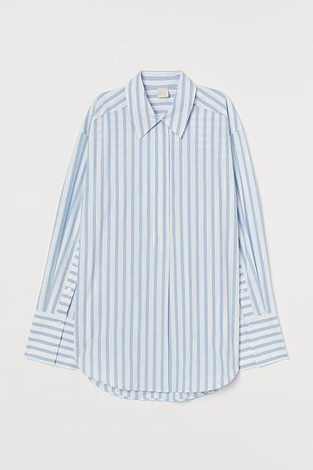 Nuestra camisa favorita para un look sexy en casa es de rayas y también está en H&M.