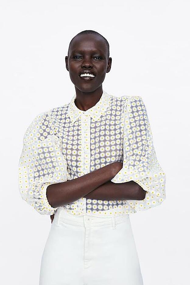 Esta es la blusa de margaritas de Zara que se hizo viral la pirmavera del año pasado.