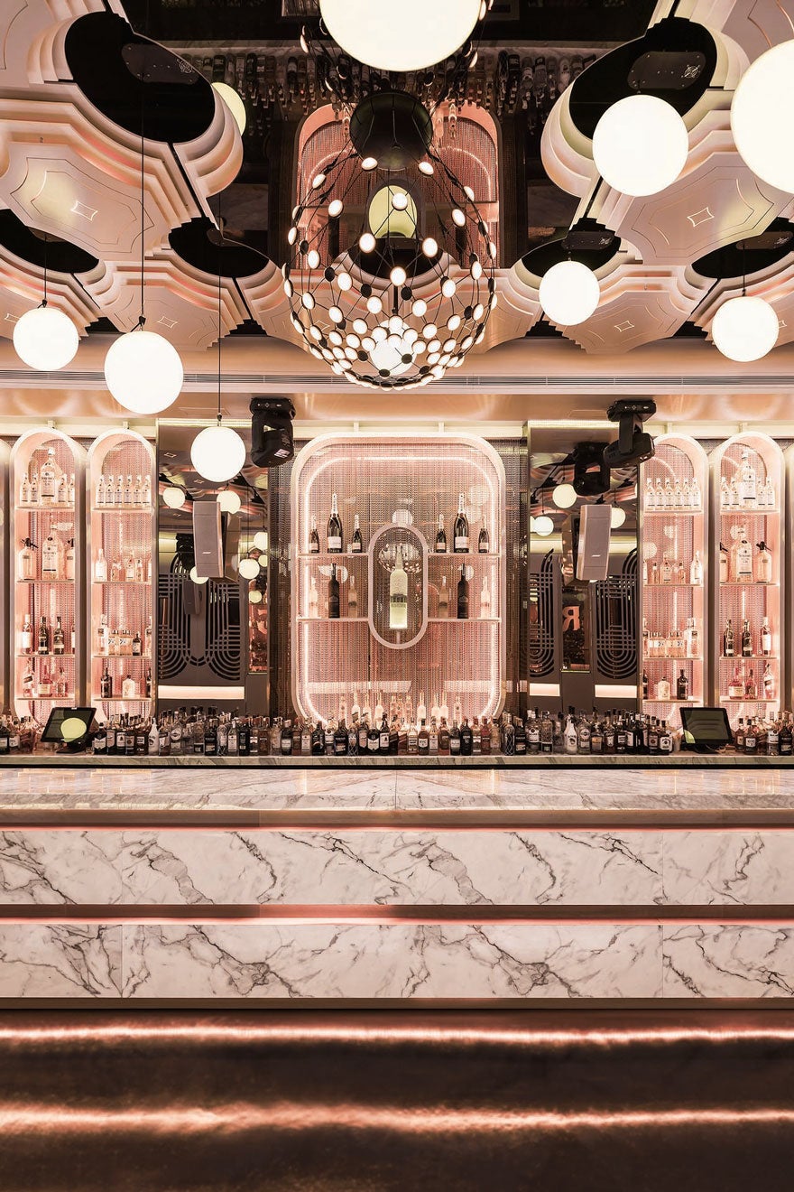 Los iF Design Awards son al diseño lo que los Óscar al cine. Y, en su última edición, han considerado que este fotogénico club clandestino de Málaga es el más bello bar del mundo. En su concepción y ejecución, nos cuentan desde el equipo de Paco Lago Interiorismo, la palabra clave fue “sorpresa”, una emoción presente en todo el espacio, al que se llega a través del baño de caballeros de un (aparentemente) sencillo bar de sándwiches de pastrami. Atravesado el telón rojo, son las luminarias colocadas estratégicamente las que nos indicarán en qué círculo de la fiesta estamos: primero, el Lounge y su impresionante barra de mármol, con los dj y las copas favoritos de la ciudad. Desde allí se llega a The Pink Room, estética setentera y millennial (si se permite el oxímoron) para la coctelería de autor y la música en directo. Y al final, solo algunos privilegiados pueden acceder al Hell’s VIP. Un clandestino dentro de un clandestino dentro de un clandestino.