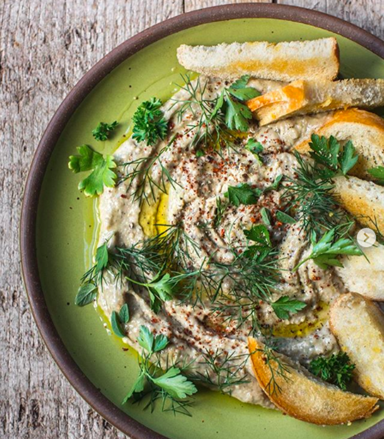 Timothy Pakron es un entusiasta amante de las plantas y de los animales y cuenta con nada menos que 148 mil seguidores ávidos de sus sabrosísimas recetas vegetales. Timothy es fotógrafo por lo que la calidad de sus fotos es impecable a la par que artísticas y originales. En su galería de su proyecto  @mississippivegan  vas a encontrar recetas muy originales, tanto sencillas como más elaboradas, tú eliges.