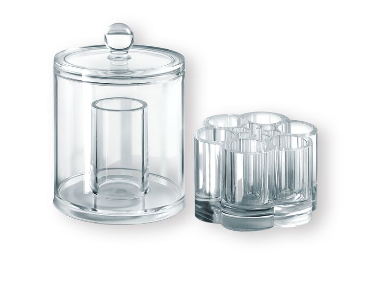 Y para terminar, los más pequeños, pero los que menos espacio ocupan y los que más te pueden ayudar. Uno para algodones y bastoncillos, y otro para labiales y pinceles. De Lidl. (3,50 euros cada uno).