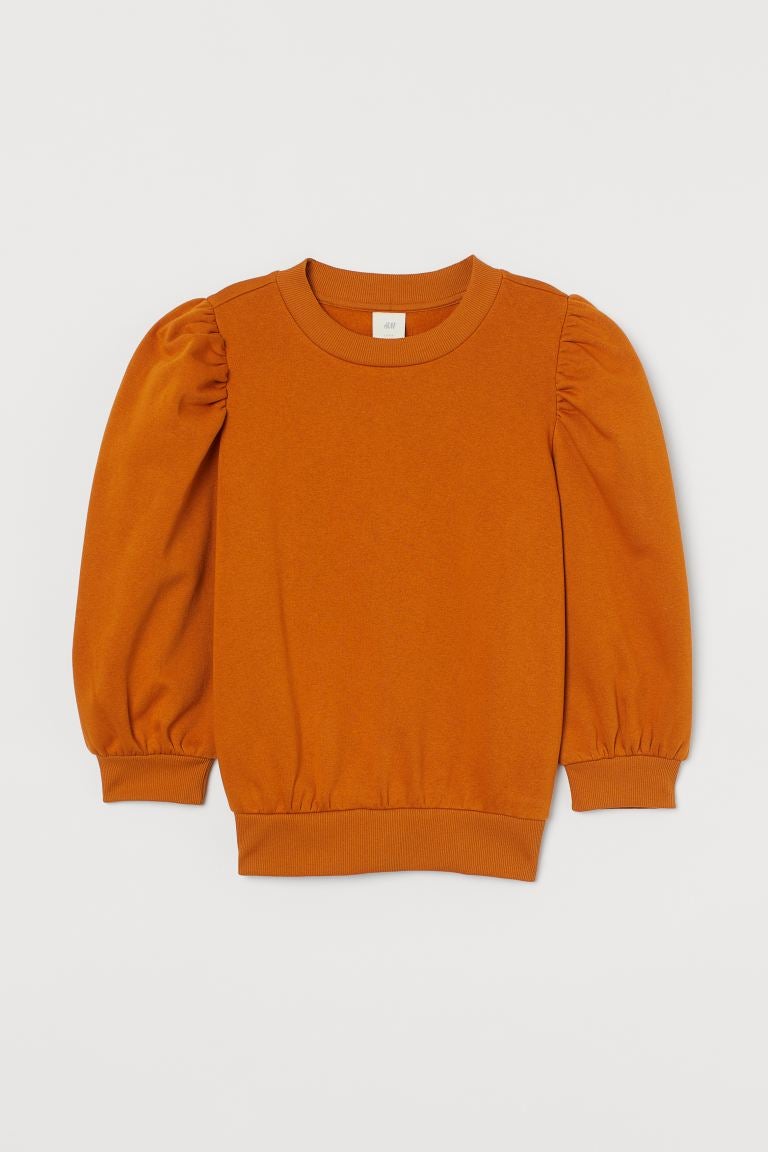 Las mangas abullonadas se han convertido en una microtendencia perfecta para cualquier temporada. Y en esta sudadera color teja de H&M queda de maravilla.