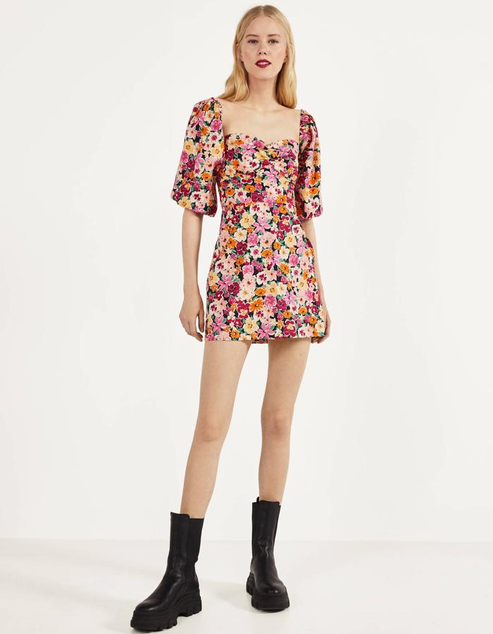 Si algo predomina en primavera son los estampados florales, y en este caso, de multitud de colores. Este vestido con escote bardot y mangas con volumen es de Bershka, y tiene un precio de 25,99 euros. Está disponible desde la talla XS a la L.