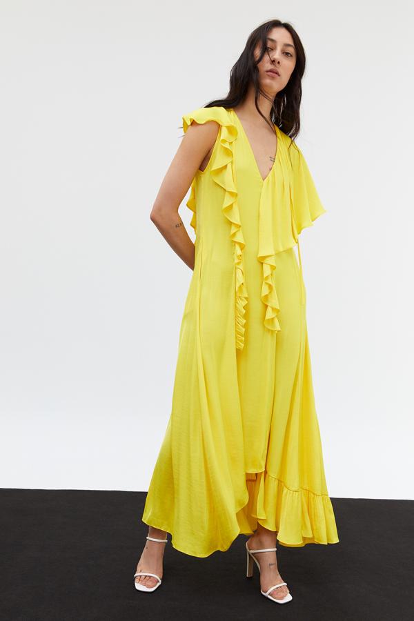 Este vestido largo fluido con volantes en color amarillo es de Sfera y está disponible en la talla S y en la M. Cuenta con volantes y tiene un precio de 59,99 euros.