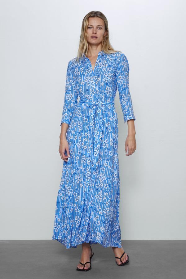 Este vestido midi de manga larga de Zara tiene cuello con solapa y cierre frontal con botones. Con estampado floral en azul y blanco, cuenta con un cinturón de tela. Disponible desde la talla XS hasta la XXL, tiene un precio de 39,95 euros.