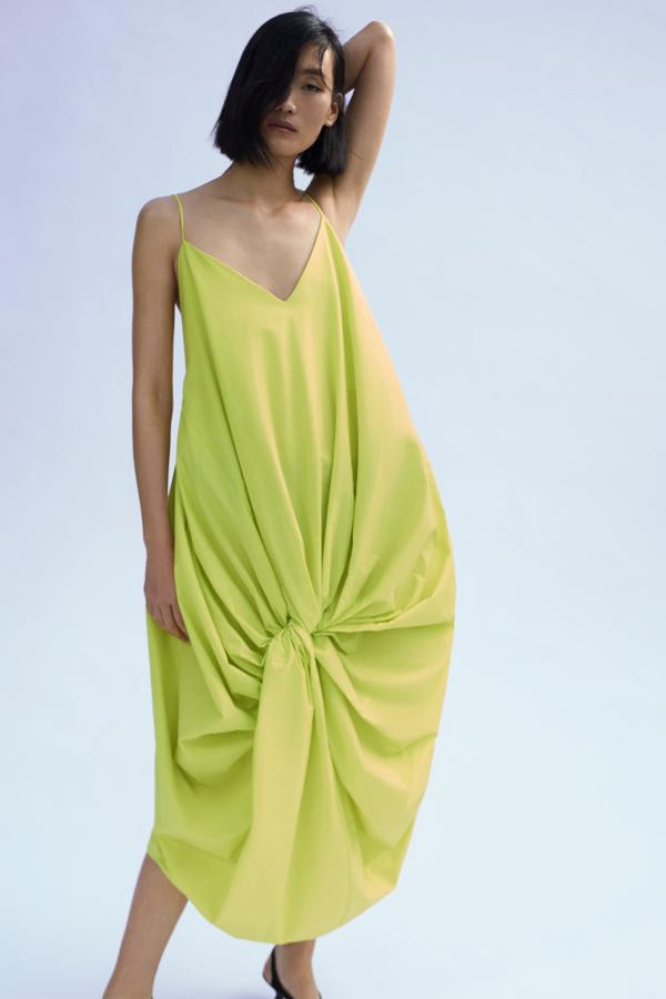 En color lima y con detalle de nudo delantero, este vestido de Zara se ha convertido en uno de los más deseados de esta nueva temporada. Con escote de pico, tirantes finos y bajo asimétrico, promete dar mucho juego tanto para el día como para la noche. Disponible en las tallas S, M y L, tiene un precio de 29,95 euros.