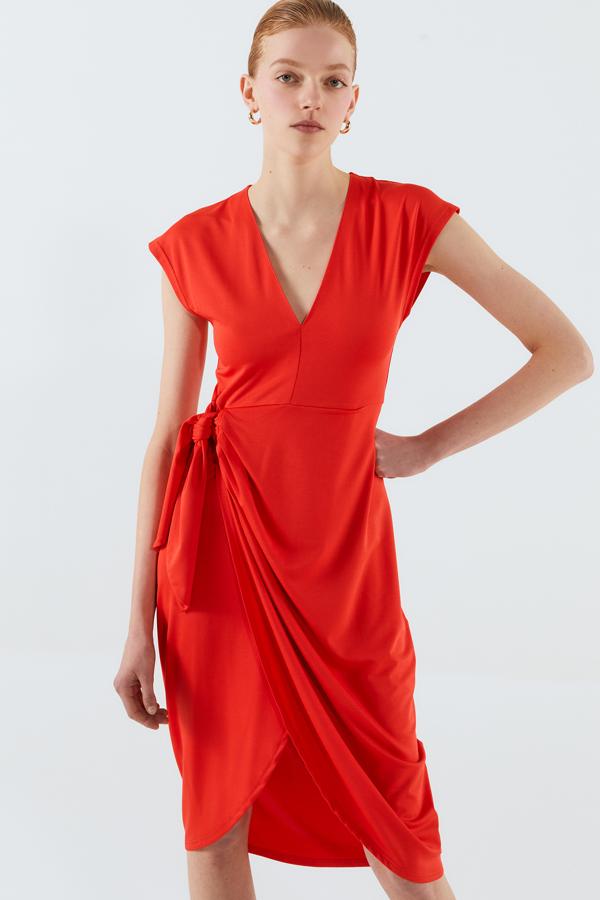 Sfera nos propone este vestido drapeado midi con escote de pico en color coral. De algodón 100%, destaca el detalle de nudo delantero. Disponible en las tallas S, M y L, tiene un precio genial, 17,99 euros.
