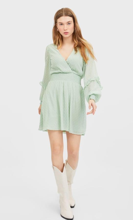 Stradivarius opta por el verde pastel para este mini vestido de plumeti con volantes. Aunque también está disponible en color negro, este tono es el que triunfa, y por el momento, solo está disponible en las tallas S y L. Tiene un precio de 19,99 euros.
