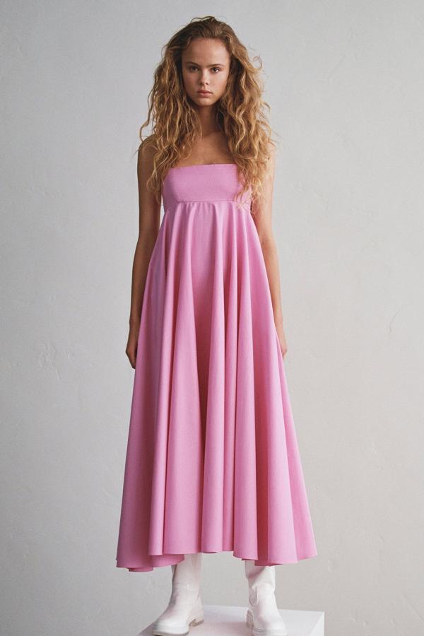 A este vestido midi rosa de Zara le han salido ya muchos pretendientes. Con escote recto y tirantes finos cruzados en la espalda, tiene un precio de 29,95 euros y está disponible de la talla XS a la XXL. Fabricado en algodón 100% orgánico, tiene un detalle estrella: bolsillos laterales ocultos.