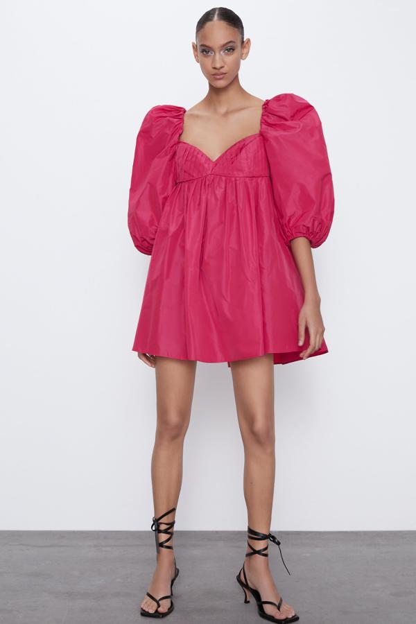 Este vestido de Zara no deja indiferente: o lo amas o lo odias. Con escote recto y manga abullonada por debajo del codo, tiene un precio de 29,95 euros y está disponible desde la talla XS hasta la XXL.