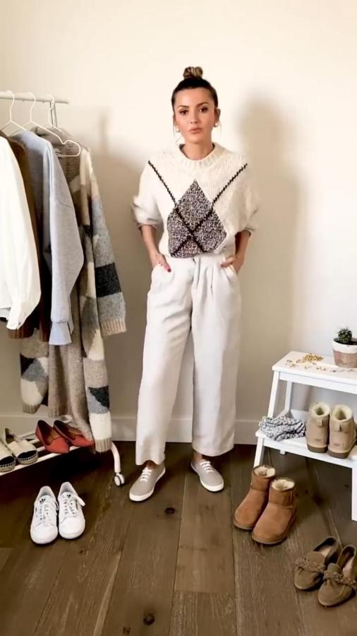 Para la segunda opción también añadió un jersey del mismo estilo que combinó también con unos pantalones blancos pero de corte más ancho