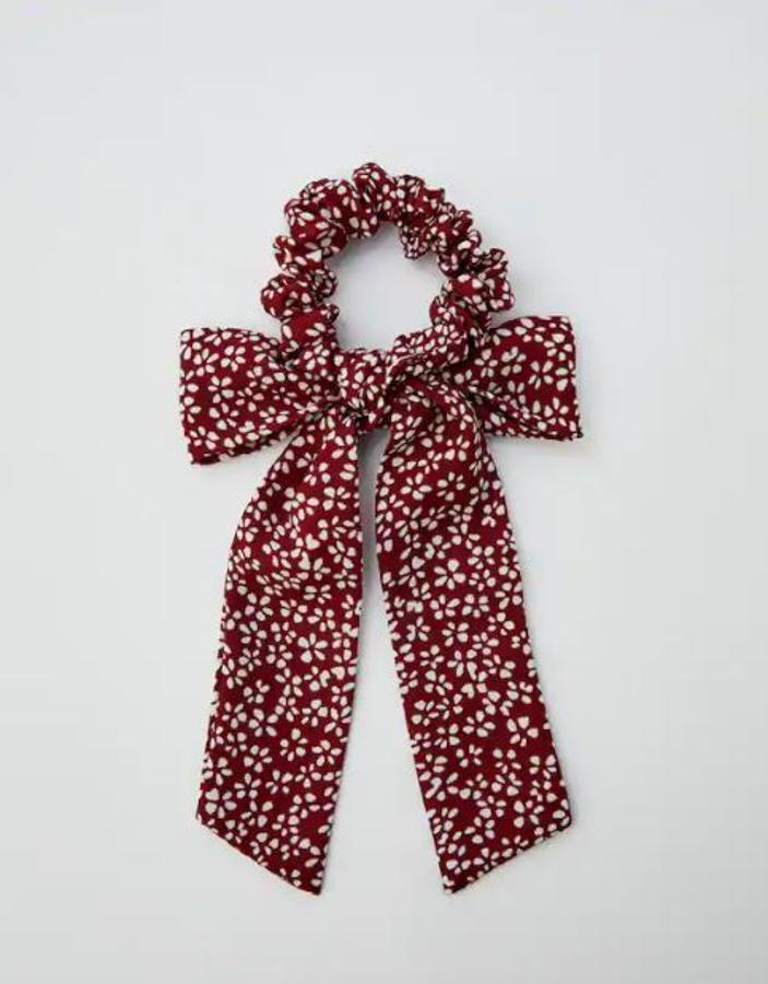 En Pull&Bear apuestan por el romanticismo con este coletero con lazo en granate. También lo tienen en verde (4,99 euros).