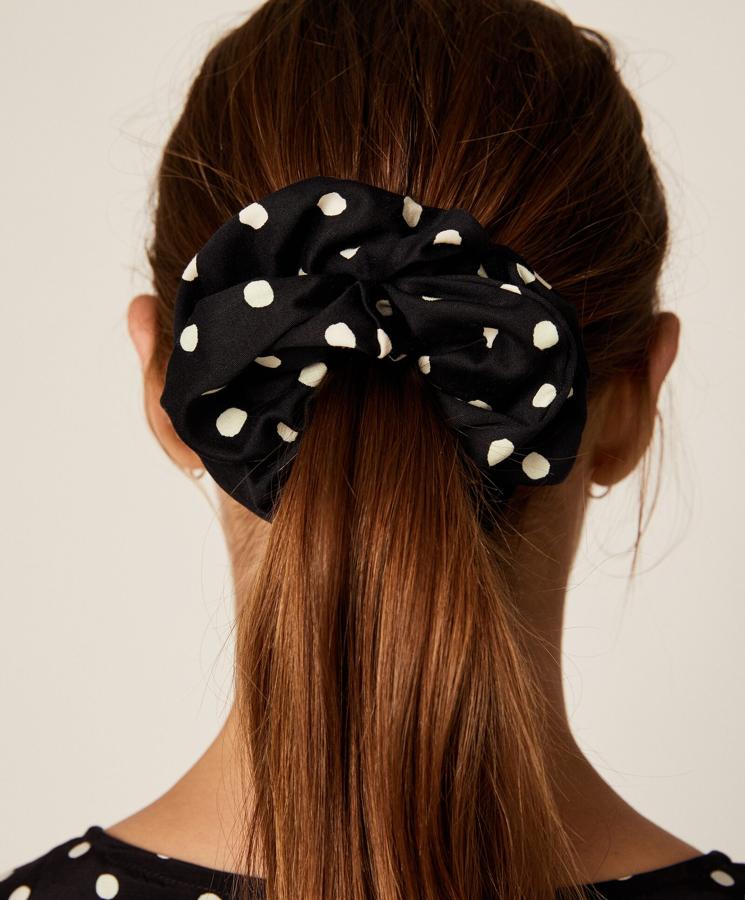 En Oysho apuestan por un coletero en versión XL para adornar las coletas, como este de lunares en blanco y negro (4,99 euros).