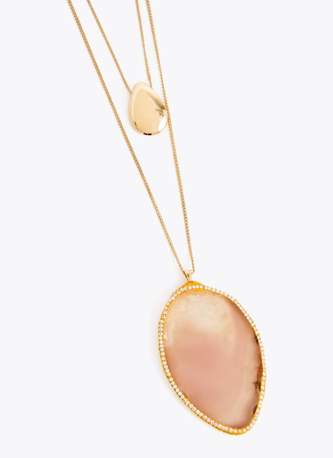 Collar de doble cadena de Uterqüe, una más larga y otra más corta, con piedra en color crudo a modo de medallón que cuesta 39 euros.