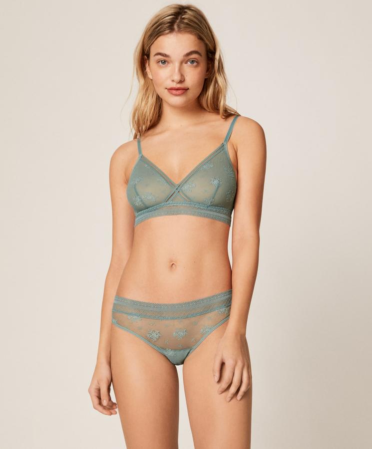 Con un punto algo más atrevido pero igualmente cómodo es esta propuesta de Oysho en color turquesa, formada por un sujetador triangular de encaje sin aro con goma elástica en la parte inferior. La braguita a juego tiene un precio de 7,99 euros, mientras que el del sujetador es de 16,99 euros.