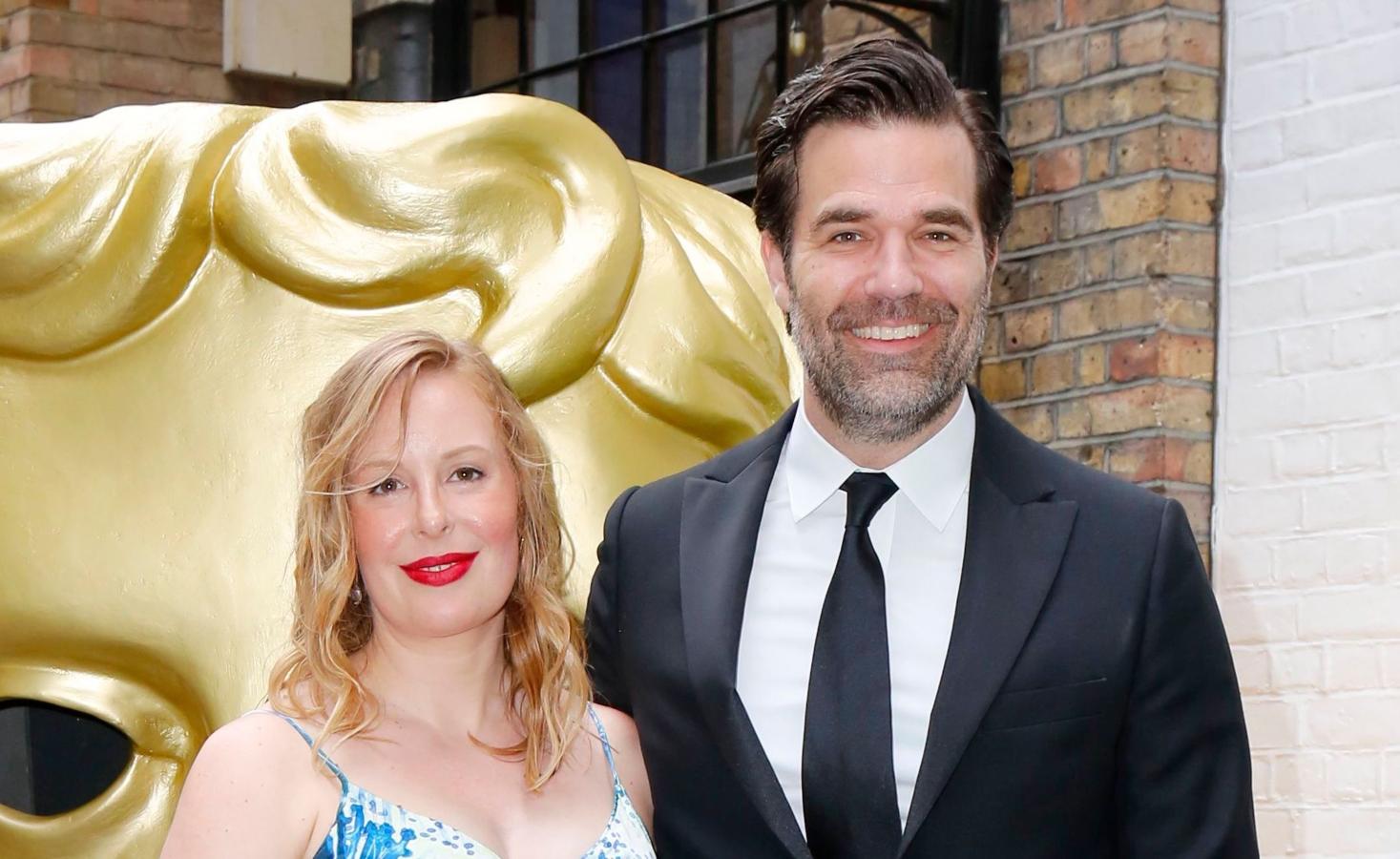 En su caso no fueron ellos, sino su hijo de dos años el que cayó enfermo. El pequeño murió como consecuencia de tumor cerebral en 2018. Un golpe que Rob y Leah Delaney decidieron encajar y afrontar juntos. A día de hoy, la pareja sigue demostrando su solidez de manera pública.