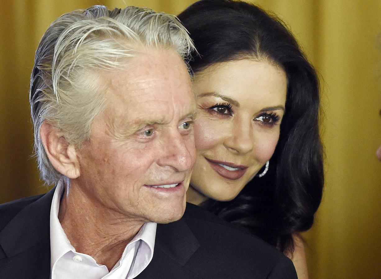 Ella, tiene diagnosticado un transtorno de bipolaridad. Él, hizo frente a un cáncer de garganta. Y, a pesar de ello, Catherine Zeta-Jones y Michael Douglas siguen felizmente casados desde el año 2000. Mención aparte merecen los capítulos con las drogas y el historial delictivo de Cameron, hijo de él. Tampoco provocó fisuras en un amor de película.