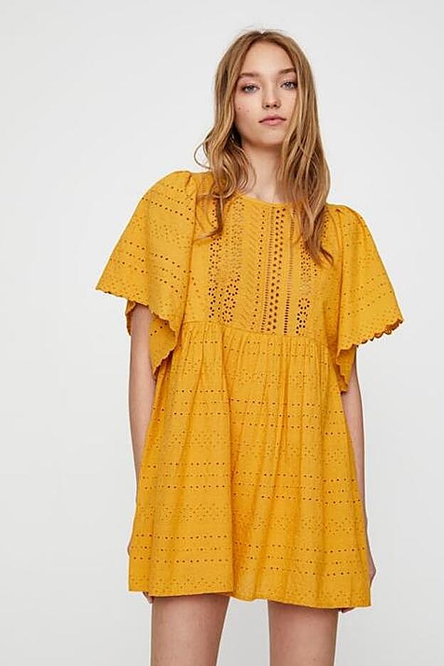 Otro diseño color naranja que nos ha enamorado: este mono con bordado suizo.