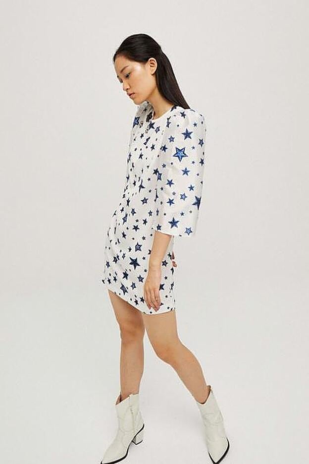 Espectacular vestido de fiesta con el genial estampado de estrellas de la colección de primavera de Dolores Promesas.