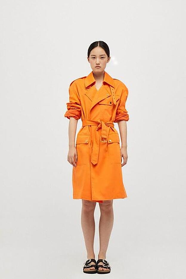 Maravilloso trench en un vibrante color naranja de Dolores Promesas.