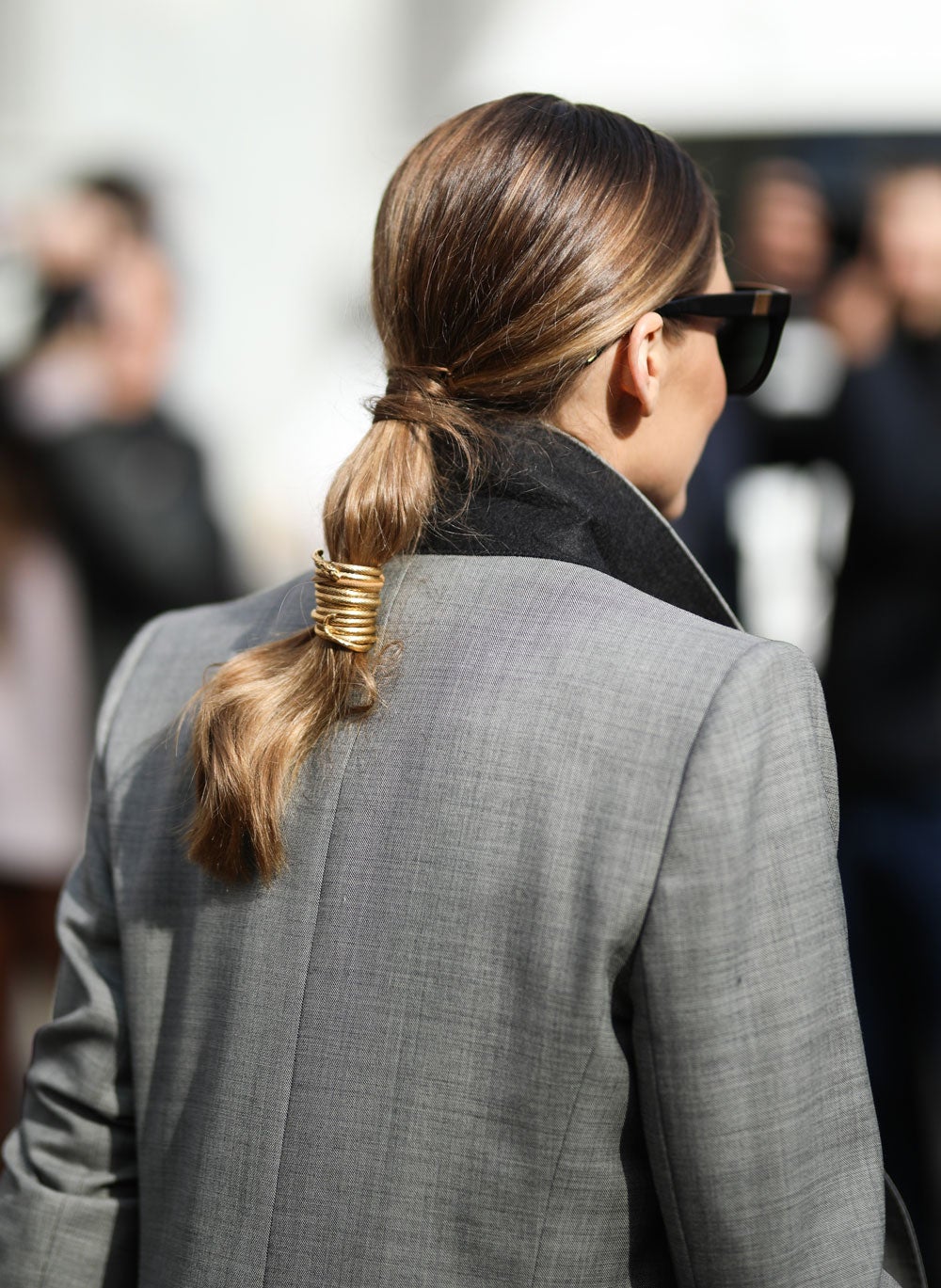 Olivia Palermo tiene la versión actualizada de la bubble ponytail más elegante en su coleta baja pulida con un solo bucle recogido con una cuerda en tono metalizado. Añade un onda baja antes de realizar el recogido para dar mayor movimiento y dramatismo.