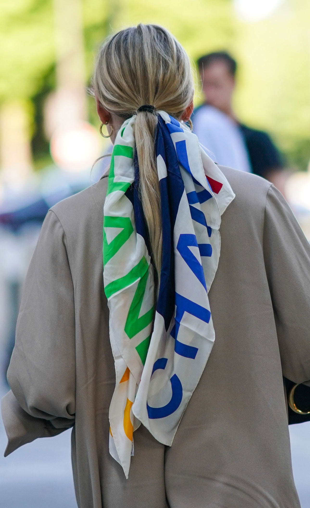 La coleta baja con lazo es todo un clásico que nunca pasa de moda. Las it girls más influyentes del street style no dudan en elevar sus looks con este peinado fácil de inspiración lady.