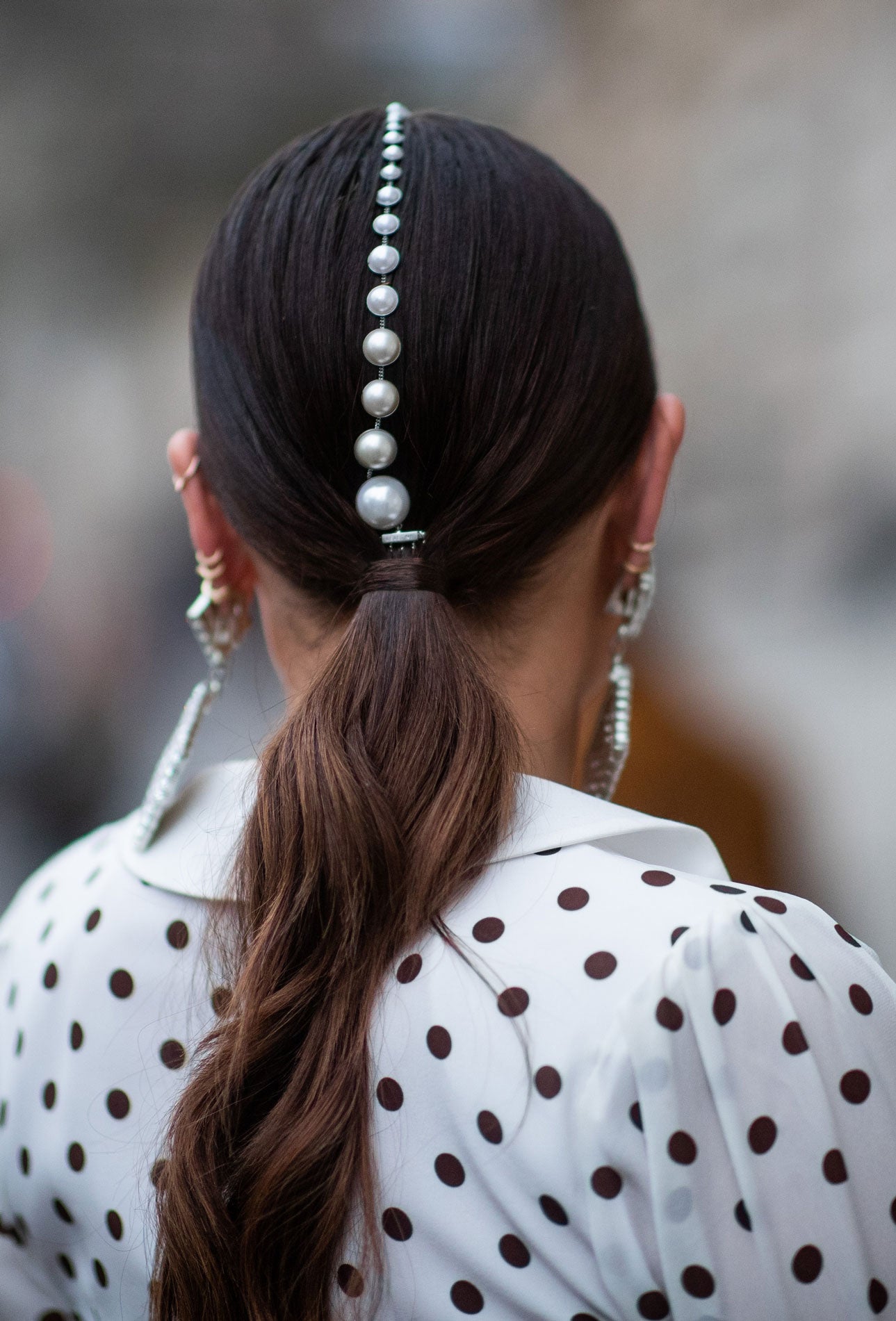 Incluye perlas en tu ponytail y déjate llevar por esta tendencia tan elegante que no hemos dejado de ver a famosas e influencers esta temporada.