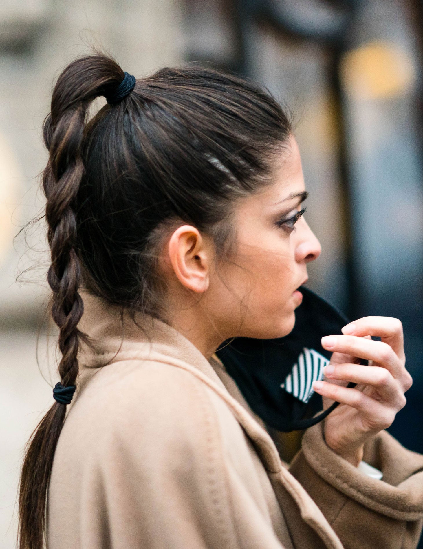 Añade una trenza simple a esa coleta que está a punto de aburrirte de tanto hacértela.