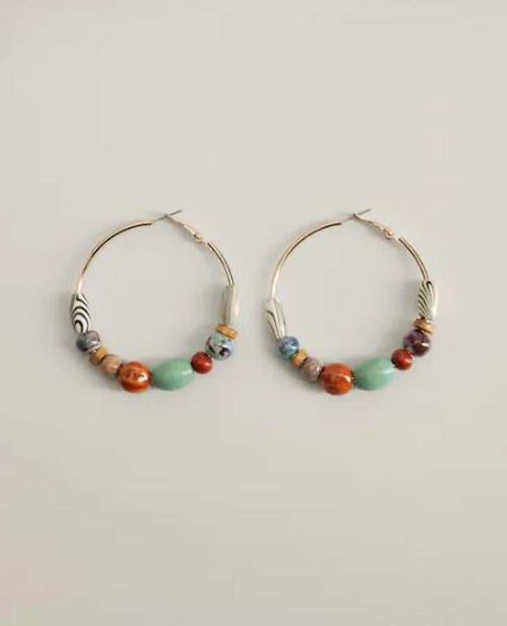 Pendientes de Mango en forma de aro con piedras de diferentes tipologías, todas nacaradas, que cuestan 12,99 euros.