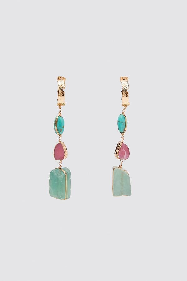 Con piedras multicolor en tonos azules, verdes y rosas, estos pendientes metálicos colgantes tienen un precio de 12,95 euros.