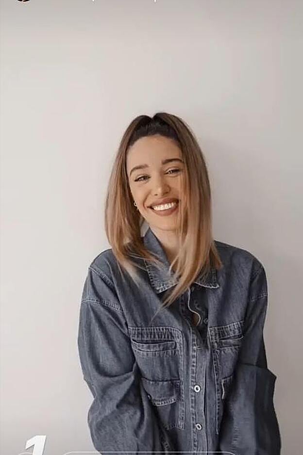 La copiar esta coleta alta, solo tendrás que peinar con ayuda de una plancha cada mechos de pelo con las puntas hacia adentro.