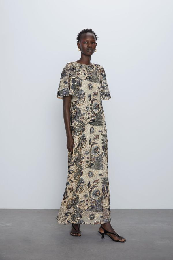 A por todas. Si tienes una boda de noche y quieres darlo todo, con este vestido de Zara bordado con lentejuelas llamarás la atención (89,95 euros). Llévalo con sandalias nude o granates y no te hace falta más.