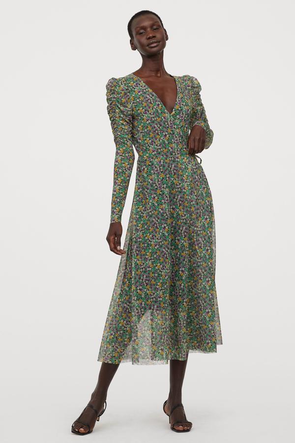 En H&M apuestan por el romanticismo y las flores. Una combinación que nunca falla cuando se trata de un vestido de invitada. Este es de gasa, cruzado y con mangas jamón. ¡Y nos encanta su escote en pico! (34,99 euros).